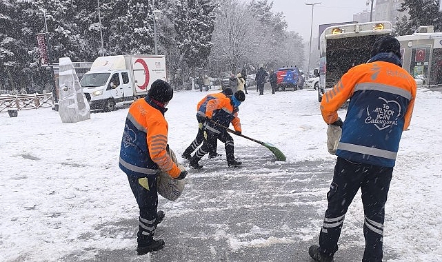 İstanbul’un Ana Arterlerde Kar Küreme ve Tuzlama Çalışmaları Sürüyor- Haber Şafak