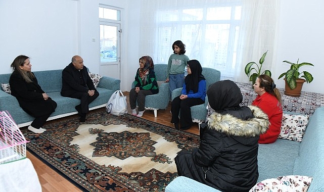 Kahramankazan Belediye Başkan Yardımcısı Cemal Öztürk, 6 Şubat depremlerinin yıldönümünde depremzede aileleri ziyaret etti.- Haber Şafak