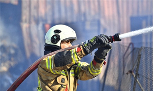 Bayındır’da köy içinde çıkan ot yangını yerleşim alanlarını tehdit etti- Haber Şafak