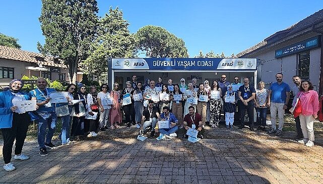 Deprem bölgesi öğretmenlerine afet eğitimi- Haber Şafak