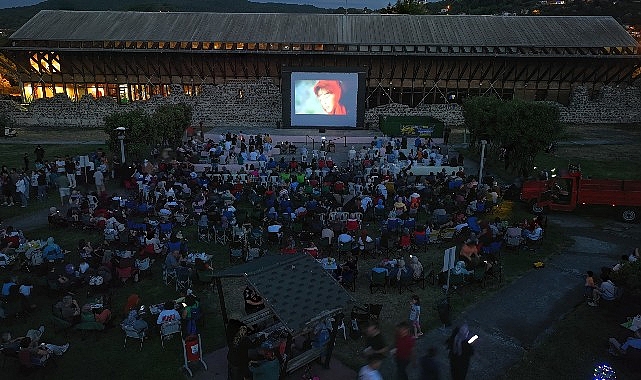 Gölcüklülerden açık havada film gösterimine yoğun ilgi- Haber Şafak