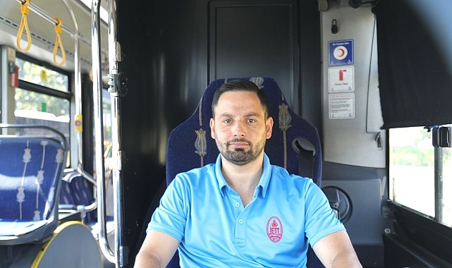 Seyir Halindeyken Fark Etti, Aracını Durdurdu, Koşarak İndi, Yanmakta Olan Türk Bayrağını Elleriyle Söndürdü- Haber Şafak