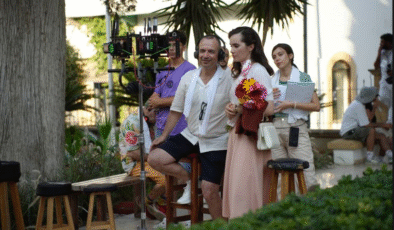 “Ayşe Tatile Çıktı” Filminden İlk Sahnelere Göz Atın: Vizyon Tarihi Açıklandı