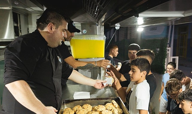 Balçova’da Çocuklara Limonata ve Kurabiye Sürprizi