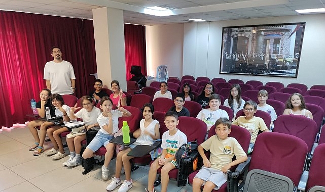 Çiğli Gençlik Tiyatrosu Yeni Sezona Provalarla Merhaba Dedi