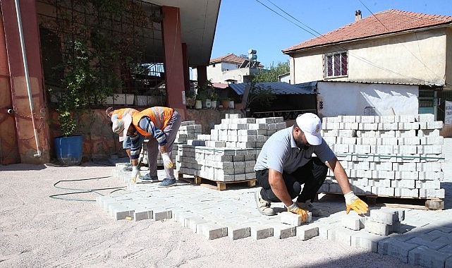 Çiğli’de Mahalleler Yeni Parke Taşları ve Parklarla Yenileniyor