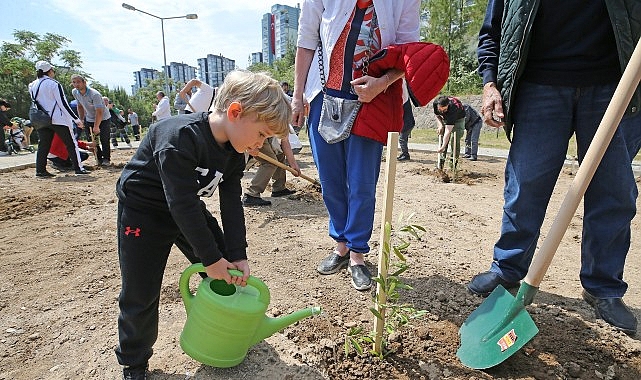 Karşıyaka’da çevre dostu iş birliği: 5 binden fazla fidan bağışlandı- Haber Şafak