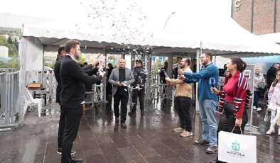 1 milyonuncu ziyaretçiye konfetili karşılama- Haber Şafak