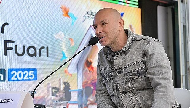 Demir Demirkan bu kez edebiyat sahnesinde hayranları ile buluştu