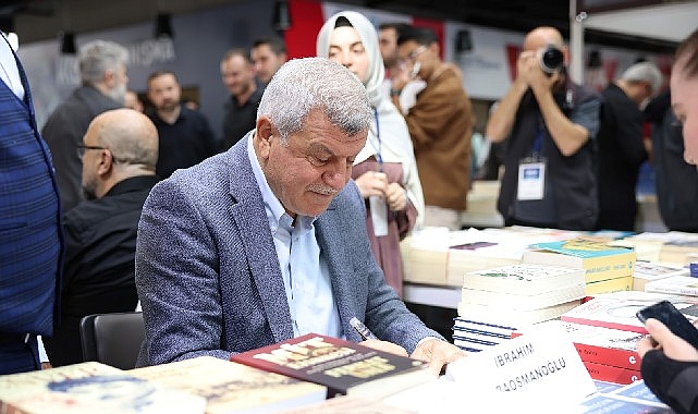 Karaosmanoğlu, Kitap Fuarı’nda kitabını imzaladı- Haber Şafak