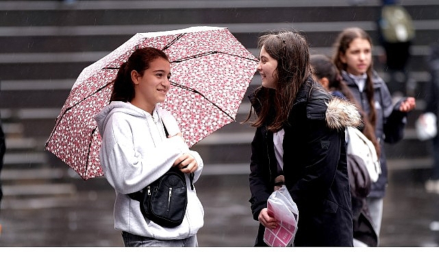 Kitap sevgisi o şarkıyı hatırlattı; “Dışarıda yağmur var aldırmıyorum”   – Haber Şafak