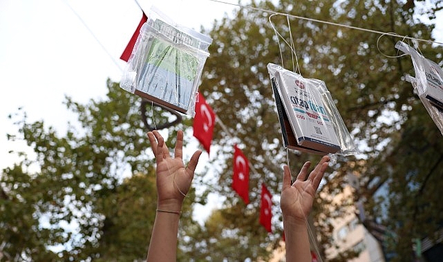 Kocaeli’de gelenek bozulmadı, kitaplar yine ilk ağaçlarda açtı!- Haber Şafak