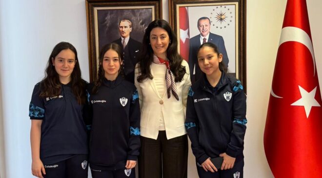 U14 Avrupa Circuit Eskrim Turnuvası’nda ülkemizi temsil edecek olan sporcu kafilemiz, Madrid Büyükelçiliğimizi ziyaret etti.