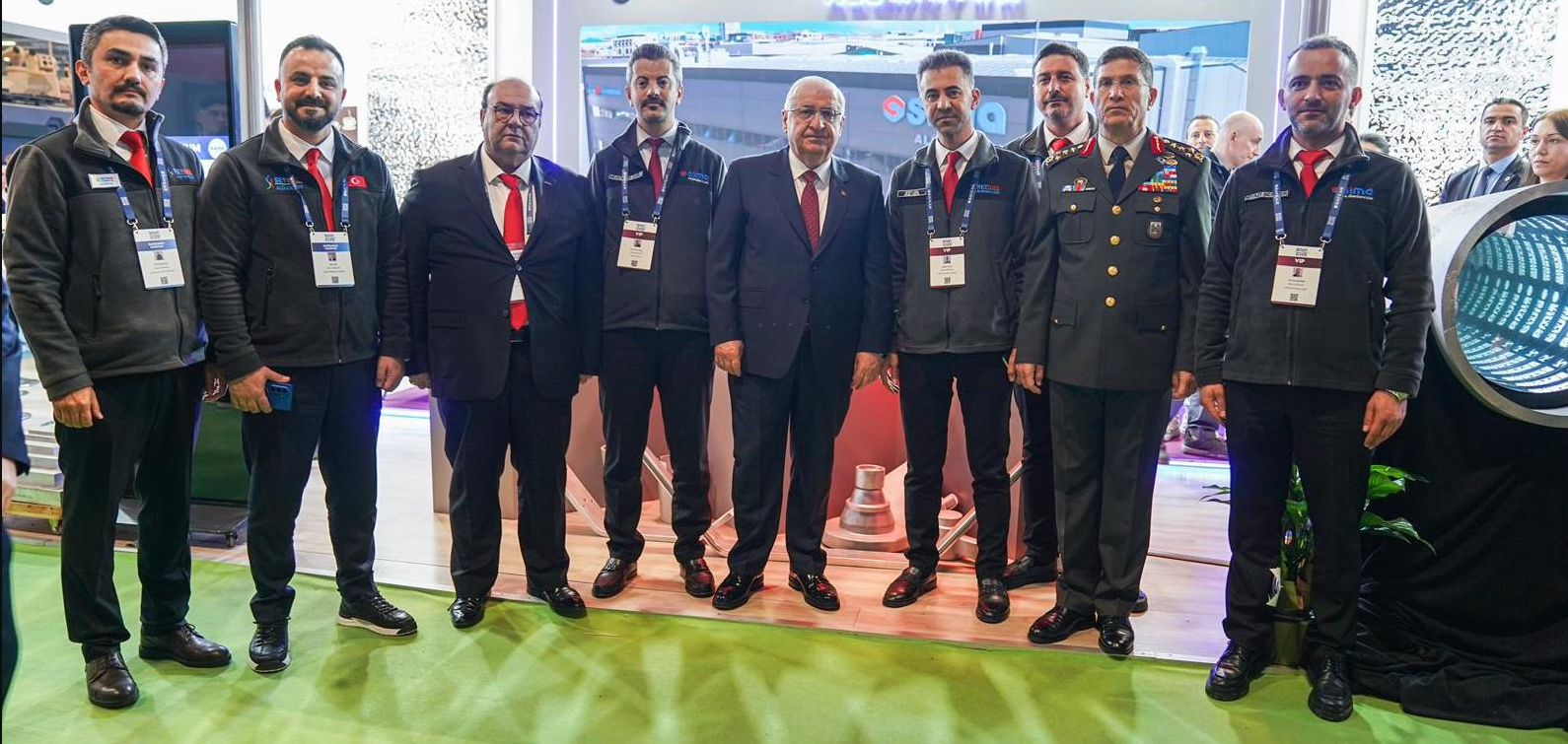 İSTANBUL – Türkiye’nin ve Avrupa’nın en büyük sanayi kümelenmesi olan SAHA İstanbul tarafından düzenlenen SAHA EXPO 2026 Uluslararası Savunma, Havacılık ve Uzay Sanayi Fuarı, küresel savunma vizyonunu yeniden şekillendirerek görkemli bir finalle sona erdi. İstanbul Fuar Merkezi’nde (İFM) düzenlenen organizasyon, bu yıl ulaştığı katılımcı sayısı, sergilenen yerli teknolojiler ve imzalanan stratejik anlaşmalarla tarihinin en büyük başarısına imza attı.
