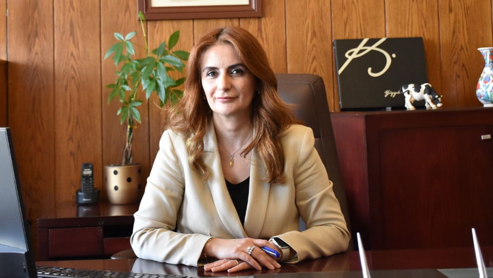 Ankara Üniversitesi Süt Teknolojisi Bölümü’nden Prof. Dr. Ebru Şenel Özkan ise son dönemde sosyal medyada yer alan “süt yaşlandırıyor” iddialarının bilimsel zeminden uzak yorumlandığını belirtti. Şenel Özkan, özellikle süt tüketimi ile IGF-1 hormonu ve galaktoz üzerinden kurulan bazı iddiaların bağlamından koparıldığını belirterek şu değerlendirmede bulundu: