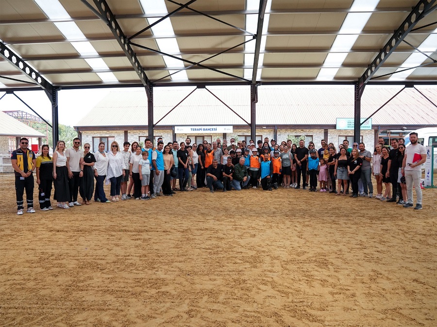 İzmir ve Aydın’dan sporcuların katıldığı sınavda toplam 24 sporcu, engel atlama kategorisinde lisans alabilmek için sınava katıldı. Aliapark Atlı Spor Kulübü’nde eğitim alan 9 öğrenci ise ilk kez lisans sınavına girerek başarılı oldu ve engel atlama lisansı almaya hak kazandı.