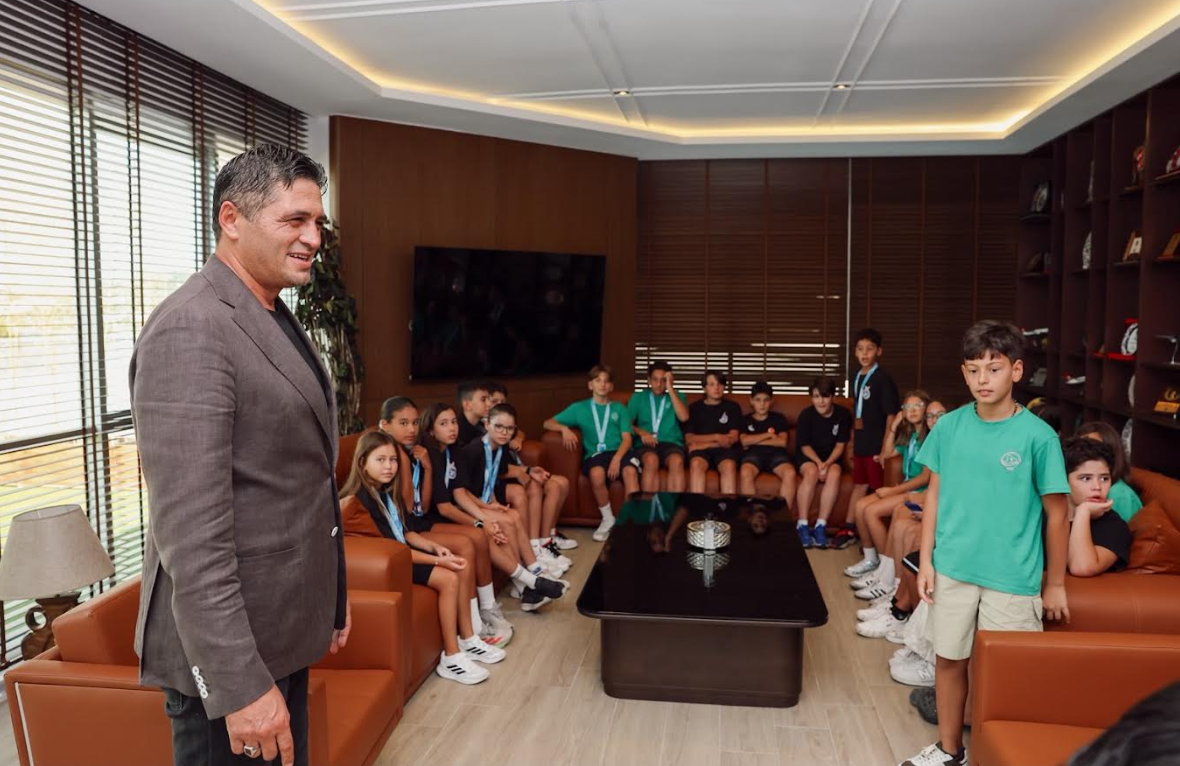 Aliağa Gençlik Merkezi (AGM) Spor Kulübü sporcuları, Samsun’da düzenlenen 10-11-12 Yaş 1. Etap Bölge Yarışları’nda elde ettikleri başarılı sonuçların ardından Aliağa Belediye Başkanı Serkan Acar’ı makamında ziyaret etti. Başkan Serkan Acar, Aliağa’yı başarıyla temsil eden genç yüzücüleri, antrenörlerini ve velilerini makamında ağırlayarak başarılarından dolayı tebrik etti.

