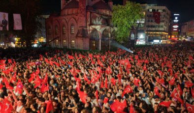 İSTİKLAL MARŞI’NA 200 BİN KİŞİ EŞLİK ETTİ