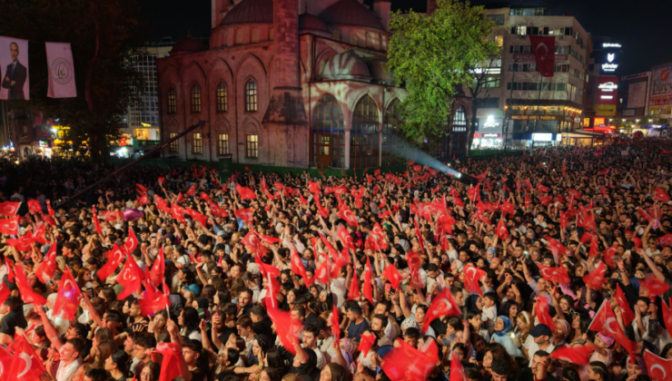 İSTİKLAL MARŞI’NA 200 BİN KİŞİ EŞLİK ETTİ