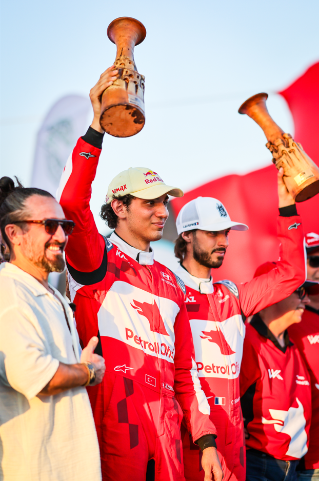 Team Petrol Ofisi pilotu Kerem Kazaz, co-pilotu Corentin Silvestre ile birlikte Türkiye Ralli Şampiyonası’nın dördüncü ayağı Kapadokya Rallisi’nde rakiplerine yaklaşık 3 dakika fark atarak zirvenin sahibi oldu. Geçtiğimiz yıl da Kapadokya’da zafere ulaşan Kazaz, bu sonuçla şampiyona liderliğindeki puan farkını 38’e çıkararak sezonun geri kalanı için önemli bir avantaj elde etti.